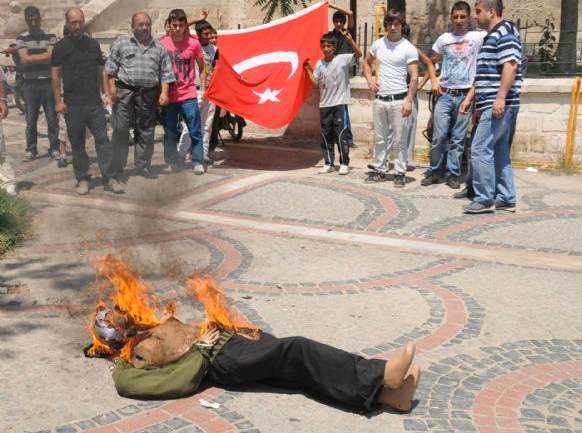 Apo'yu böyle astılar