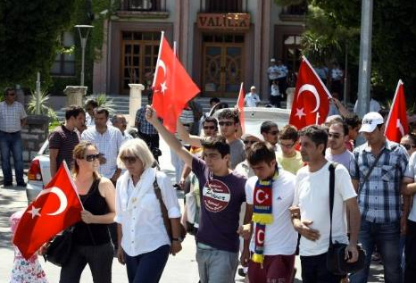 Türkiye şehitleri için sokağa döküldü