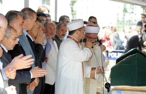 Naaşını devletin zirvesi omuzladı