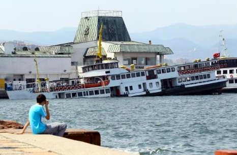 İzmir'de yolcu vapuru sulara gömülüyor