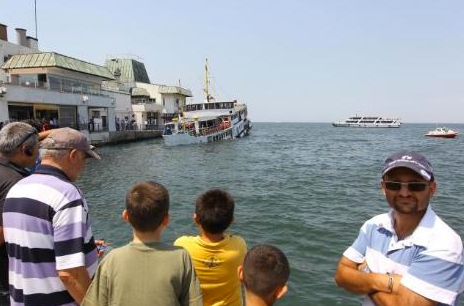 İzmir'de yolcu vapuru sulara gömülüyor