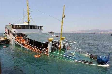 İzmir'de yolcu vapuru sulara gömülüyor