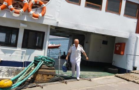 İzmir'de yolcu vapuru sulara gömülüyor