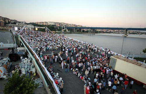 Eyüp'te 15 bin kişilik iftar!