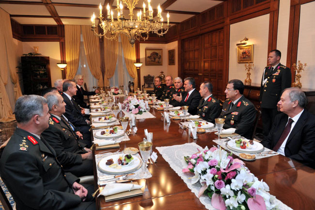 Gül'den YAŞ üyelerine iftar