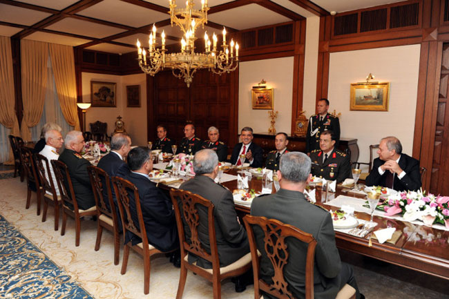 Gül'den YAŞ üyelerine iftar