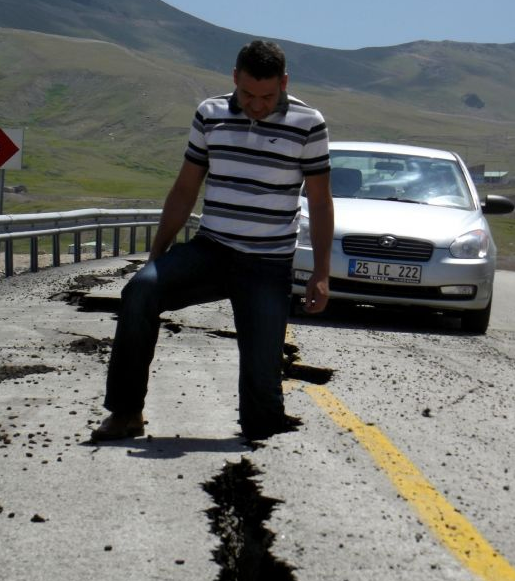 Erzurum'da korkutan yarıklar