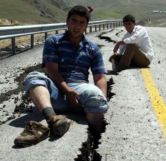 Erzurum'da korkutan yarıklar