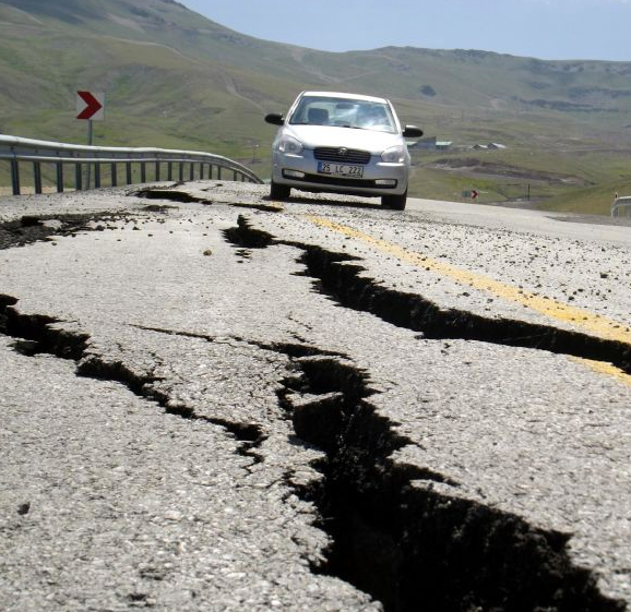 Erzurum'da korkutan yarıklar