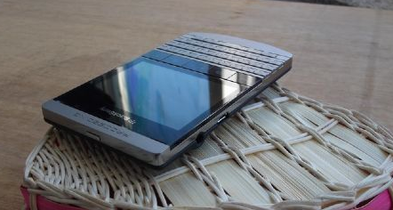 Bu cep BlackBerry Bold 9980 olabilir mi?