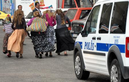 Gözaltını soyunarak protesto etti