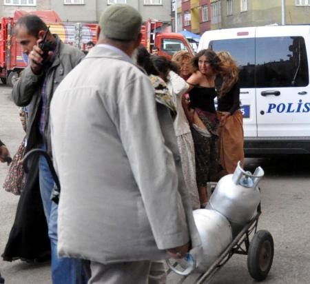 Gözaltını soyunarak protesto etti