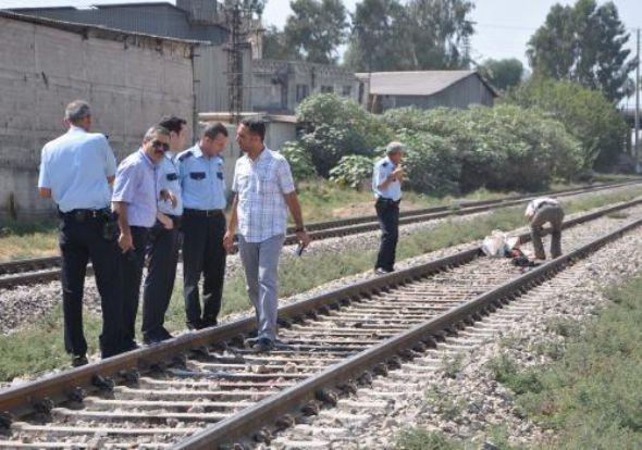 Önce eşini boynundan bıçakladı sonra...