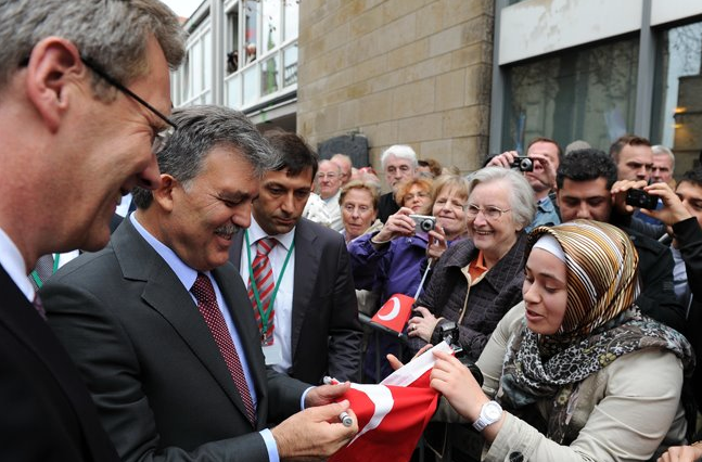 Gurbetçiler Gül'ü bağrına bastı