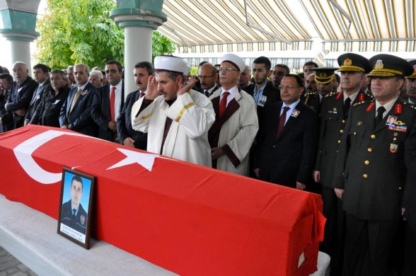 Polis şehidi binlerce kişi uğurladı