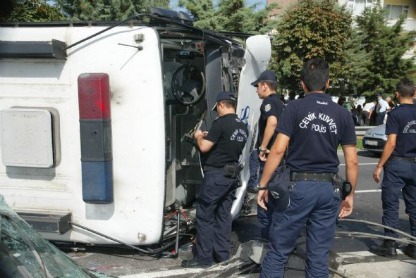 Metrobüs yolunda akılalmaz kaza!