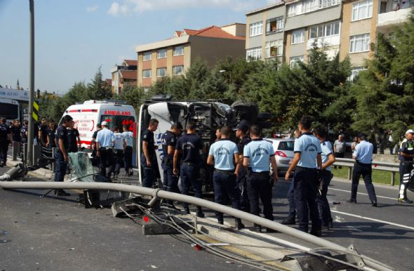 Metrobüs yolunda akılalmaz kaza!