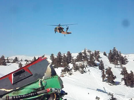 İşte helikopterdeki cihazları söken subaylar