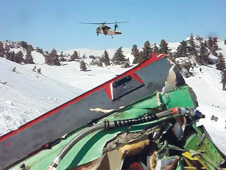 İşte helikopterdeki cihazları söken subaylar