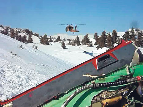 İşte helikopterdeki cihazları söken subaylar