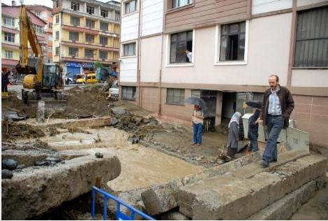 Sel suları Rize'yi yuttu