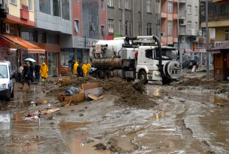 Sel suları Rize'yi yuttu