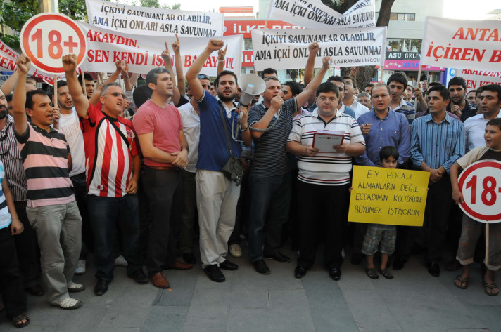 AK Partililerden inekli protesto
