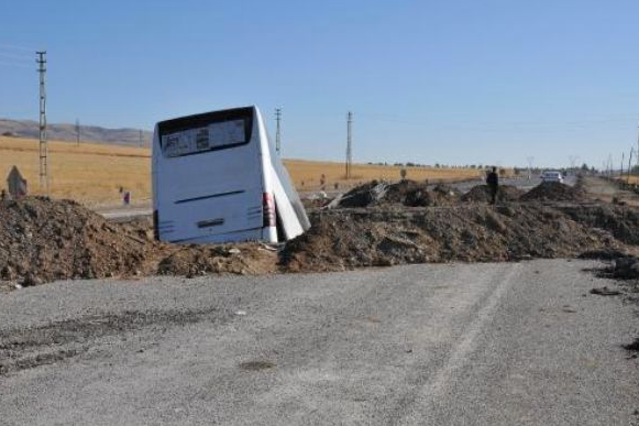 Yolun ortasına böyle gömüldü!