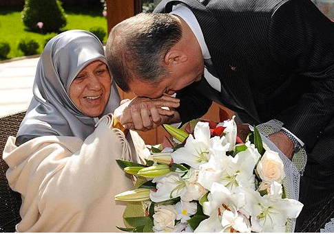 Annesine sevgisini böyle göstermişti