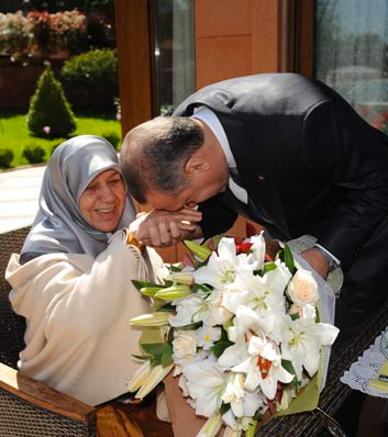 Annesine sevgisini böyle göstermişti