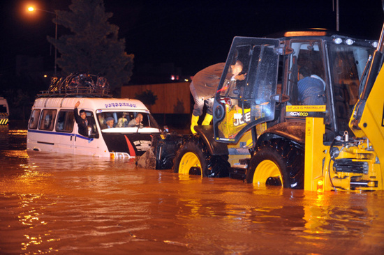 Yağmur Antalya'da yaşamı felç etti