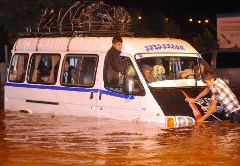 Rekor yağış Antalya'yı felç etti