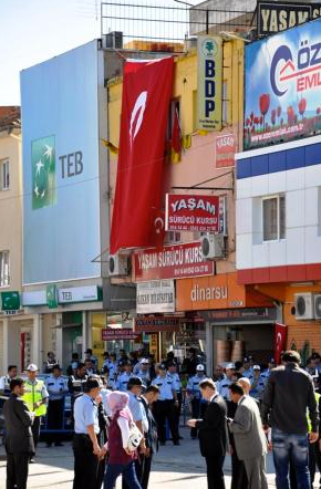 Polis BDP binasına Türk bayrağı astı
