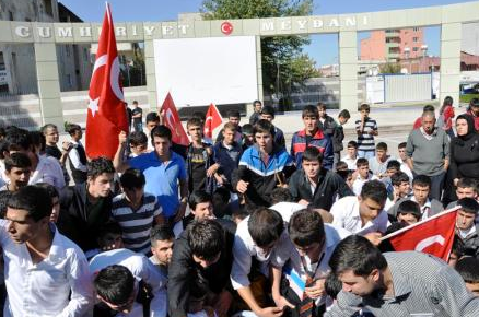 Polis BDP binasına Türk bayrağı astı