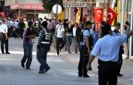 Polis BDP binasına Türk bayrağı astı