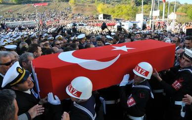 Gözü yaşlı nişanlısını geride bıraktı