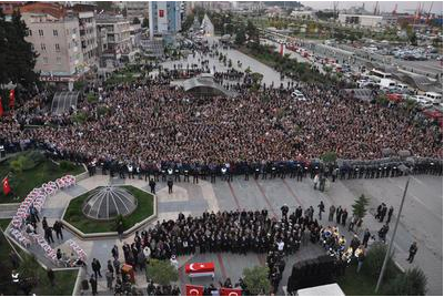 Oğlunun fotoğrafına sarılarak gözyaşı döktü