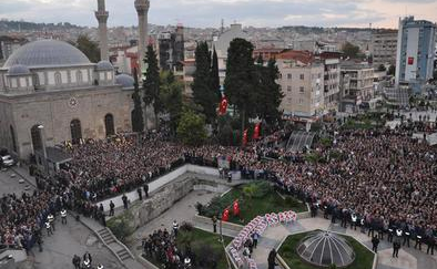 Oğlunun fotoğrafına sarılarak gözyaşı döktü