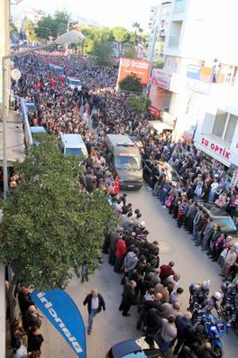 Şehit cenazesi 30 bin kişiyi sokağa döktü!