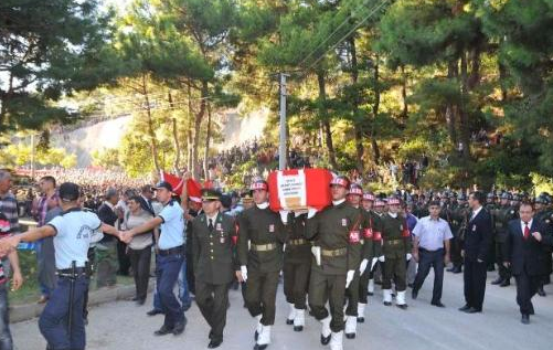 Şehit babasını Bakan Ergin ayakta tuttu