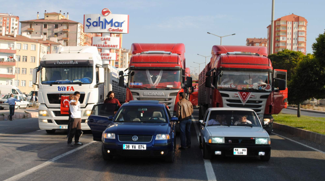 TIR şoförlerinden teröre lanet