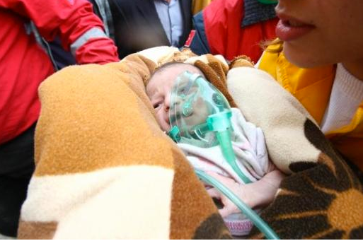 14 günlük bebek enkazdan sağ çıkartıldı
