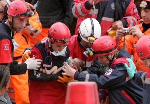 14 günlük bebek enkazdan sağ çıkartıldı