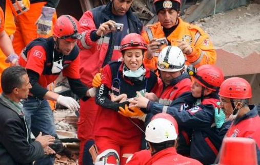 14 günlük bebek enkazdan sağ çıkartıldı