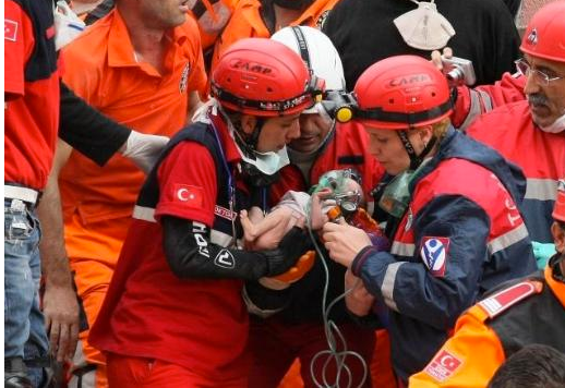 14 günlük bebek enkazdan sağ çıkartıldı