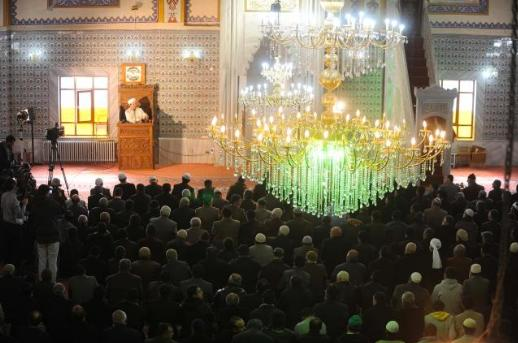 Çatlaklara aldırmadan Cuma'ya koştular