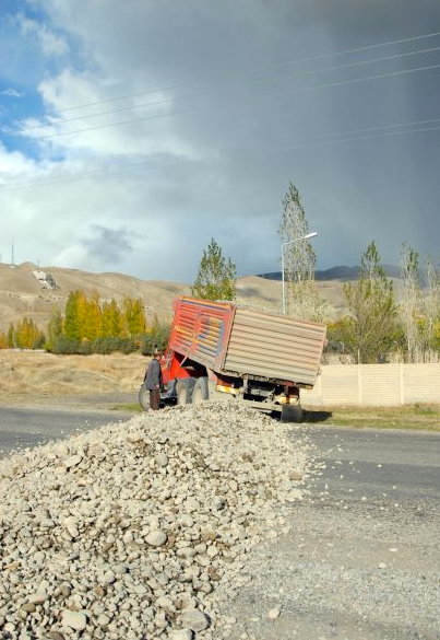 Bu yol bizim dedi, trafiğe kapattı!