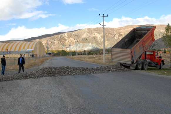 Bu yol bizim dedi, trafiğe kapattı!