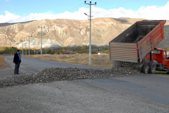 Bu yol bizim dedi, trafiğe kapattı!