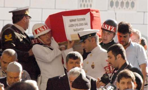 Acılı eş cenazede dayanamadı